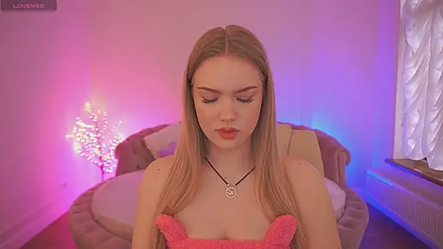 CelesteNoir online show from April 8, 6:48 am