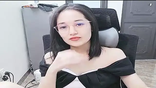 Snapshot of Shulee21 chatting on October 18, 3:31 am Shulee21 online show from October 18, 3:31 am