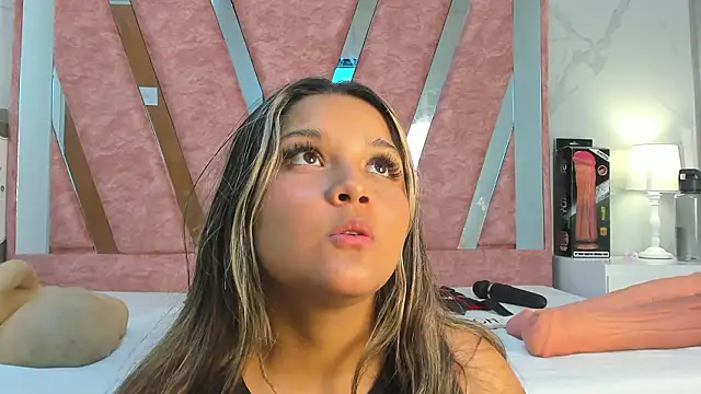 Wonderkloe  online show from February 26, 1:59 am