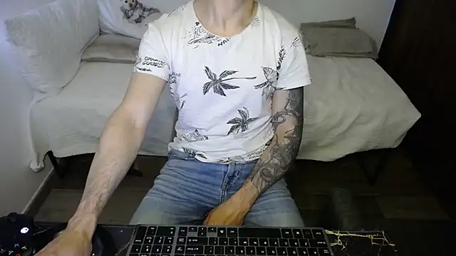 bossking017 online show from February 18, 7:35 pm