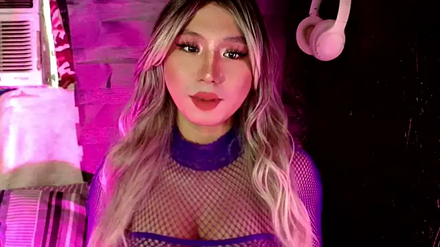 UrhotlucyTS online show from November 1, 7:01 am