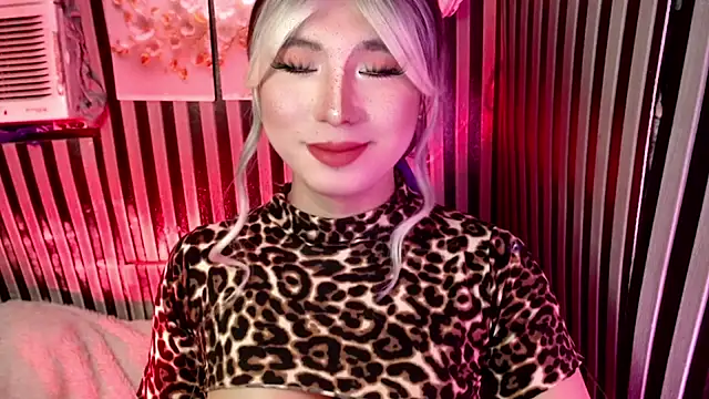 UrhotlucyTS online show from April 14, 7:19 am