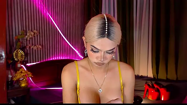 Unforgettablejulia online show from February 19, 5:23 pm