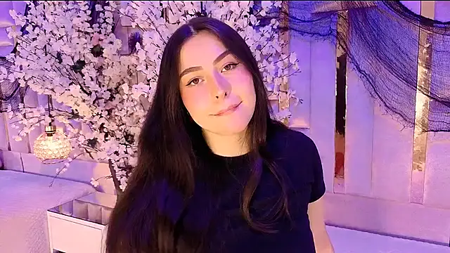 HannaCollins  online show from November 15, 1:01 pm