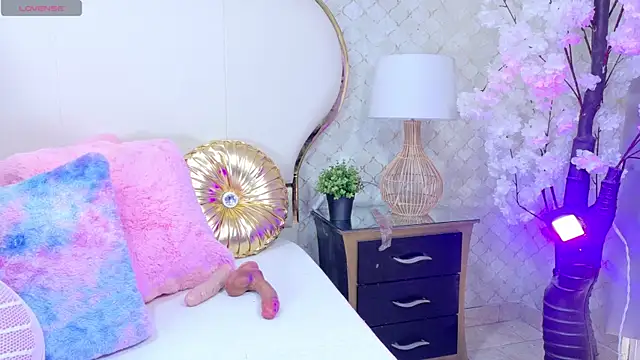 Mhia Sweet  online show from April 11, 9:51 pm