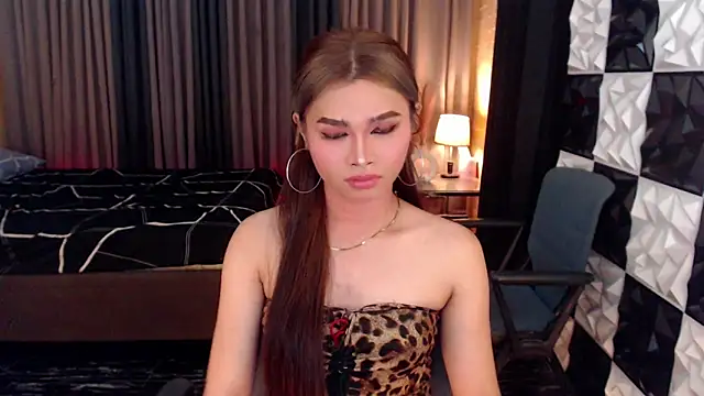 BigCockMaxineTS online show from November 28, 8:01 pm