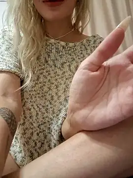 Snapshot of KateMonroe chatting on October 13, 9:17 pm KateMonroe online show from October 13, 9:17 pm