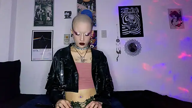 plutonbluemooon333 online show from November 10, 11:22 pm