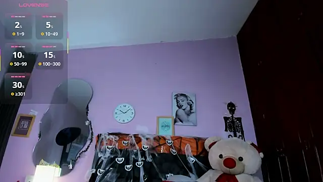 ashley moss online show from October 31, 8:35 pm