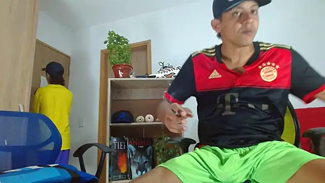 Snapshot of skinny23cm chatting on September 22, 9:02 pm skinny23cm online show from September 22, 9:02 pm