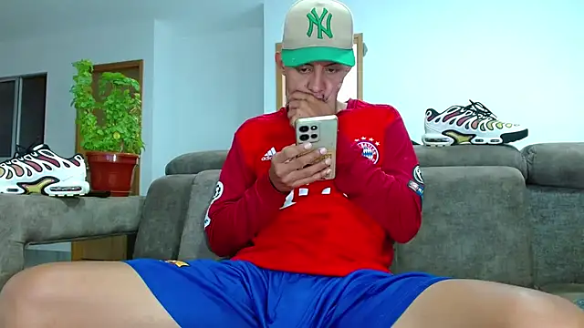 Snapshot of skinny23cm chatting on October 10, 1:05 pm skinny23cm online show from October 10, 1:05 pm