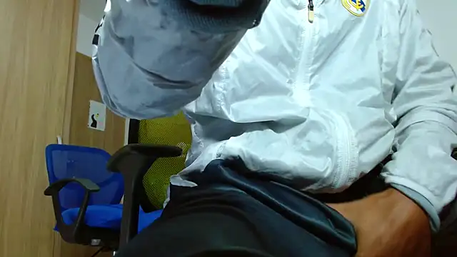 Snapshot of skinny23cm chatting on October 9, 1:04 pm skinny23cm online show from October 9, 1:04 pm