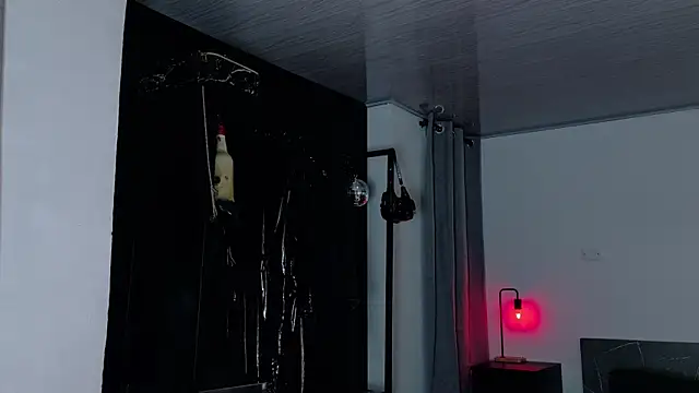 Angelabl0odborne online show from October 31, 11:09 pm