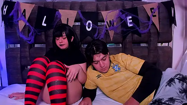 EmilyANDrew  online show from October 31, 5:31 am