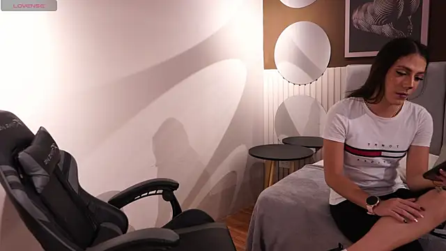 Ariaa Isabell online show from October 31, 6:45 pm