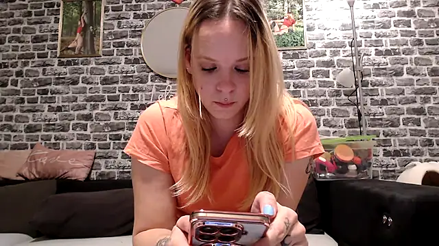 SexyMilf 37 online show from April 17, 8:55 pm