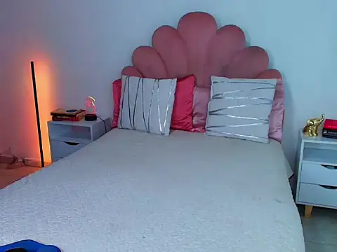 MiaColucci18 online show from September 13, 2:03 pm