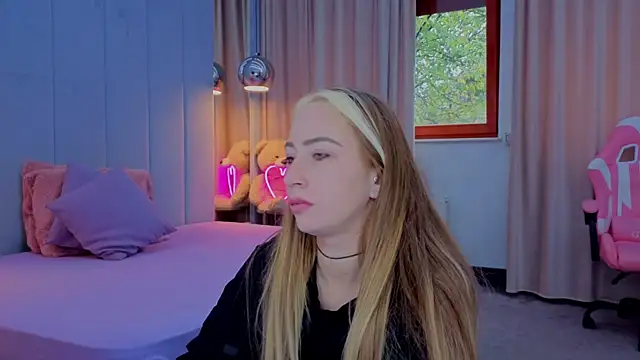 Reina Cummings online show from November 9, 6:42 am