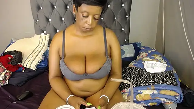 BIG BOOBSxXxX online show from April 16, 8:52 pm