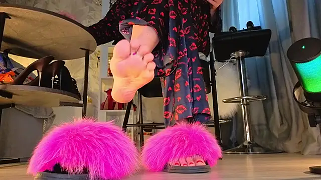 Feet Heelss online show from November 10, 9:37 am