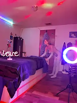 PeachyAriel online show from July 29, 6:30 pm