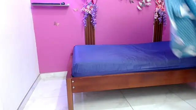 skinnybarbie022 online show from April 10, 12:05 am