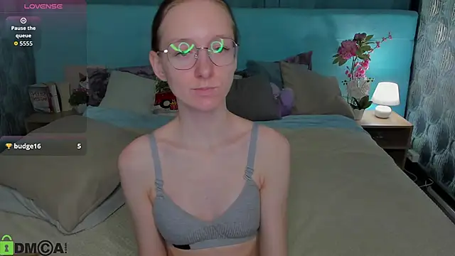 Mia E1fie online show from March 28, 12:00 am