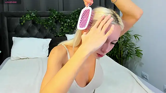 cute luucy online show from November 10, 3:23 am