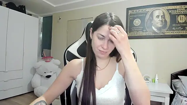 Snapshot of EmiLovsi chatting on October 9, 8:13 pm EmiLovsi online show from October 9, 8:13 pm