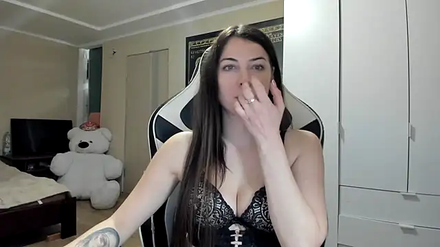 Snapshot of EmiLovsi chatting on October 27, 9:42 pm EmiLovsi online show from October 27, 9:42 pm