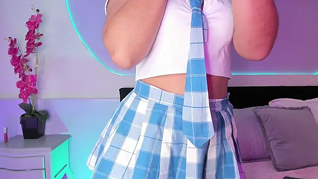  HAANNAH  online show from December 1, 8:00 pm