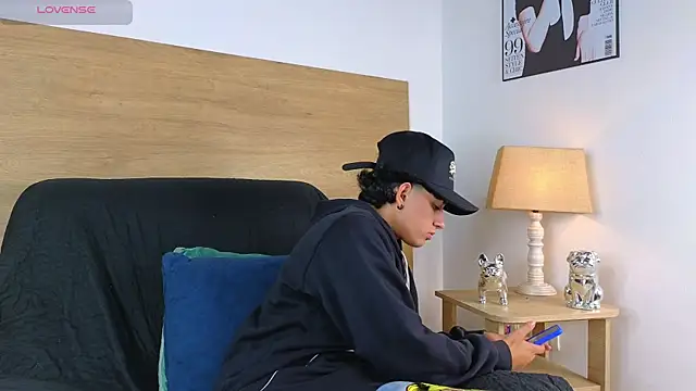 Snapshot of Stiven_Benet_ chatting on October 15, 11:29 pm Stiven Benet online show from October 15, 11:29 pm