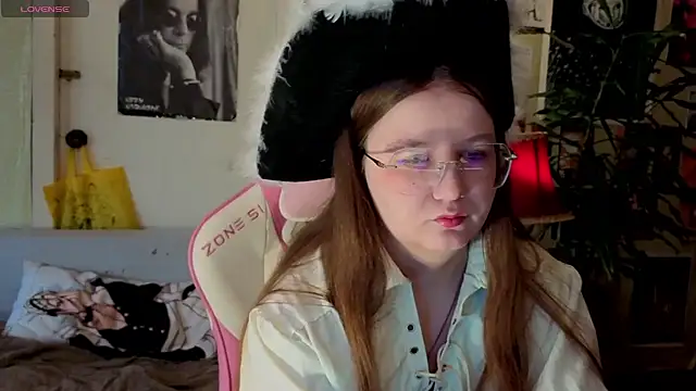 Snapshot of Sienna-Cow chatting on October 2, 11:59 am Sienna-Cow online show from October 2, 11:59 am