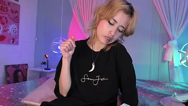 Snapshot of Hannahpage chatting on October 17, 3:37 pm Hannahpage online show from October 17, 3:37 pm