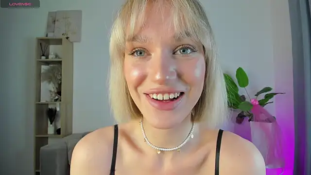 Ice Strawberry online show from March 12, 3:09 am