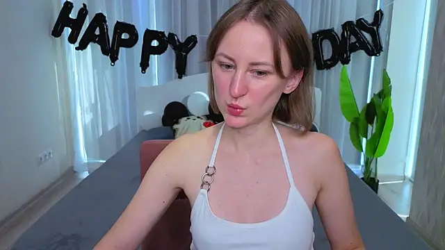 LuluChiiii online show from November 2, 11:35 am