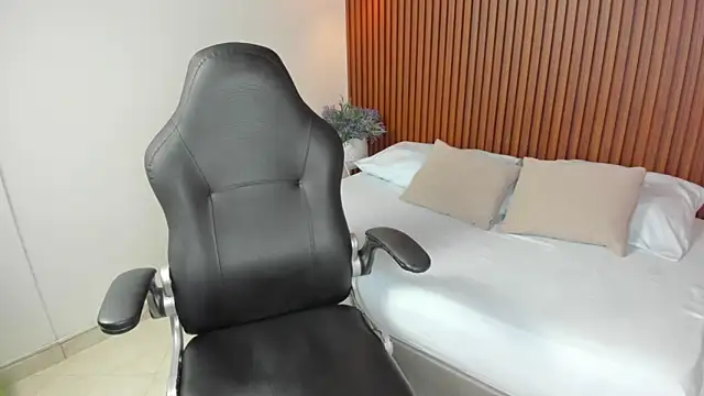 luccia smith online show from September 11, 1:00 pm