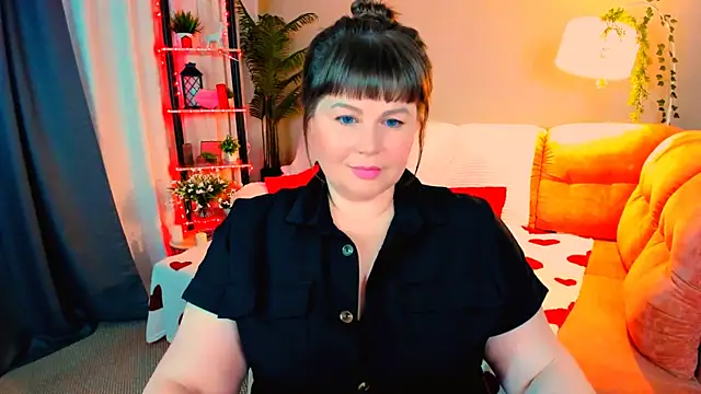 CrystaalStaar online show from April 4, 7:45 pm