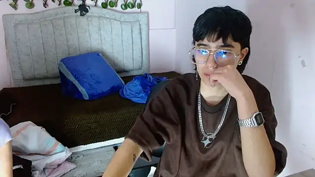 katalinathxandbritney1 online show from December 20, 4:05 am