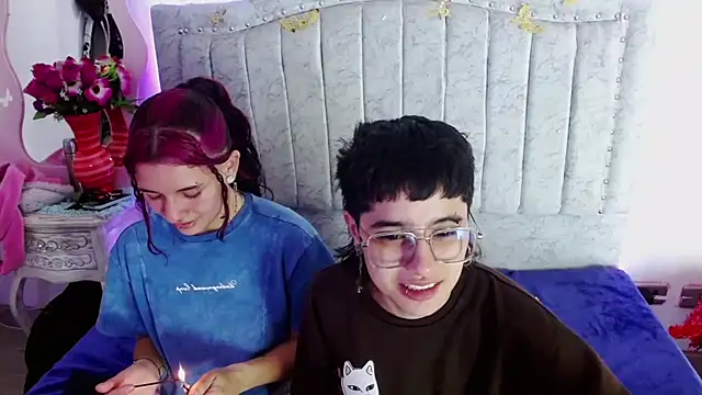 katalinathxandbritney1 online show from February 5, 3:53 am