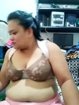 ChubbyMommy30 online show from May 5, 6:16 am