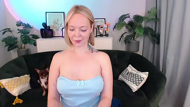 Snapshot of Natalee_Love chatting on October 10, 1:21 am Natalee Love online show from October 10, 1:21 am