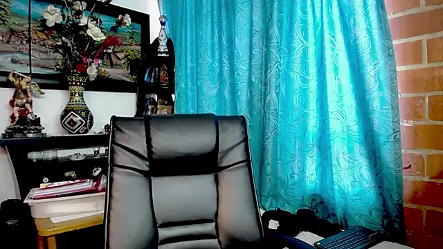 Laia  hadid online show from March 5, 8:26 pm