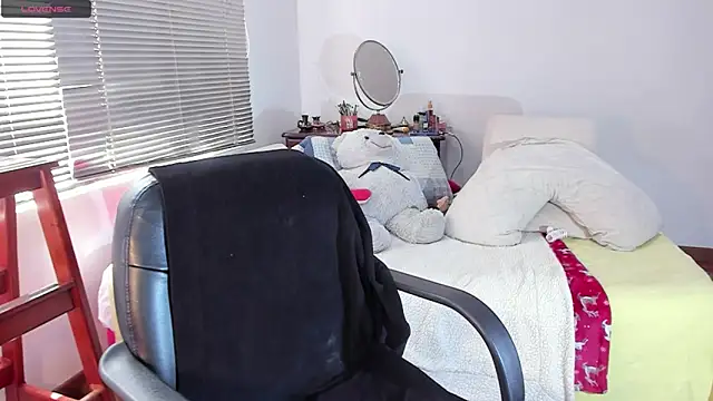 Busty Charms online show from April 18, 8:31 pm