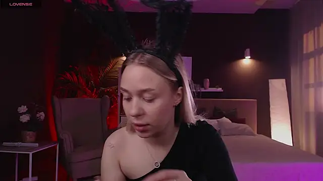 Pooja Hegde online show from September 26, 1:25 am