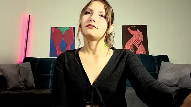 Snapshot of TrixiBell chatting on September 18, 4:44 am TrixiBell online show from September 18, 4:44 am