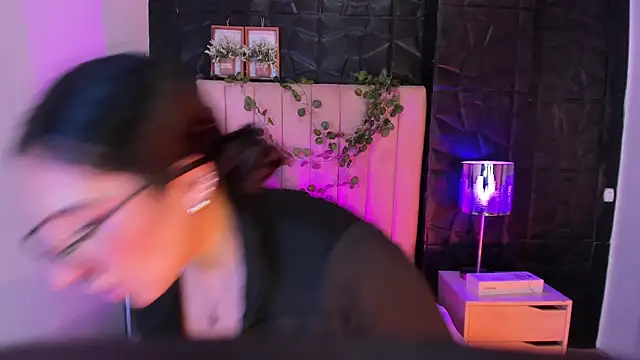 Bonnali lune online show from October 31, 2:43 pm