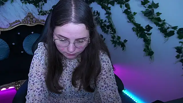 Snapshot of SophieDreamss chatting on October 8, 1:48 pm SophieDreamss online show from October 8, 1:48 pm