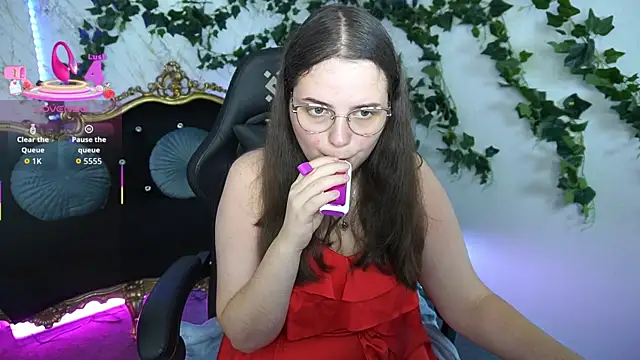 Snapshot of SophieDreamss chatting on October 7, 1:04 pm SophieDreamss online show from October 7, 1:04 pm