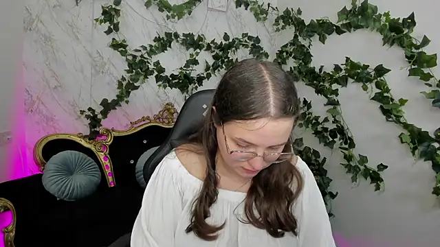 Snapshot of SophieDreamss chatting on September 24, 12:48 pm SophieDreamss online show from September 24, 12:48 pm
